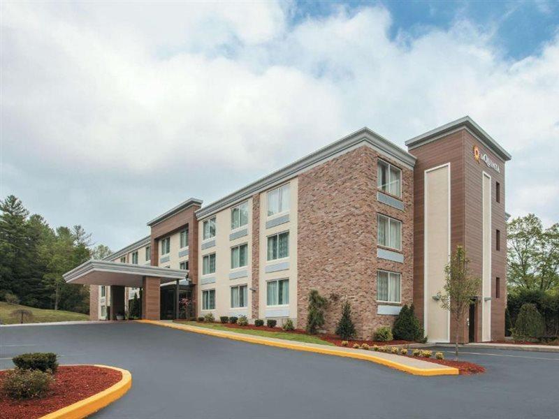 La Quinta By Wyndham Sturbridge Hotel Exterior foto