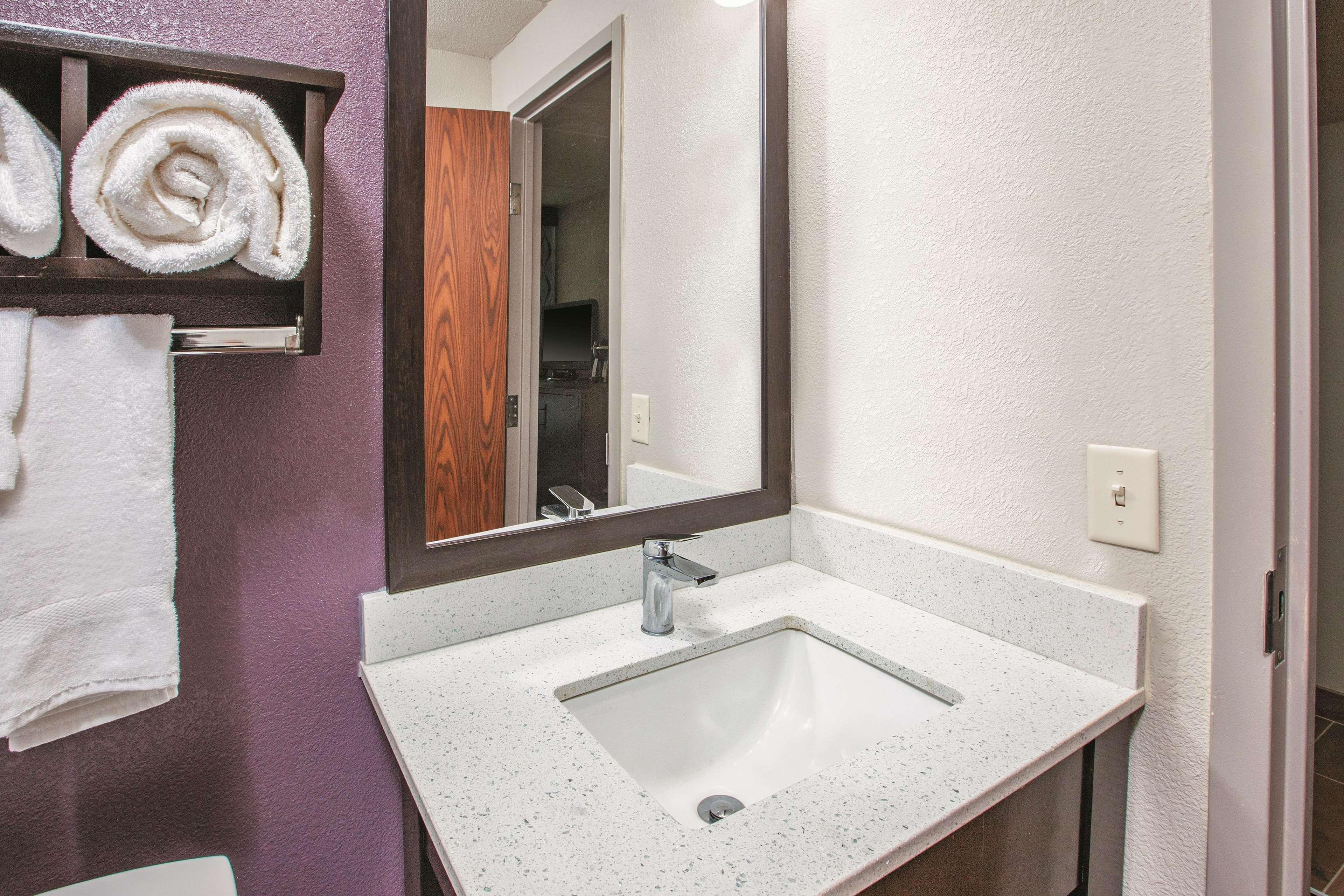 La Quinta By Wyndham Sturbridge Hotel Exterior foto