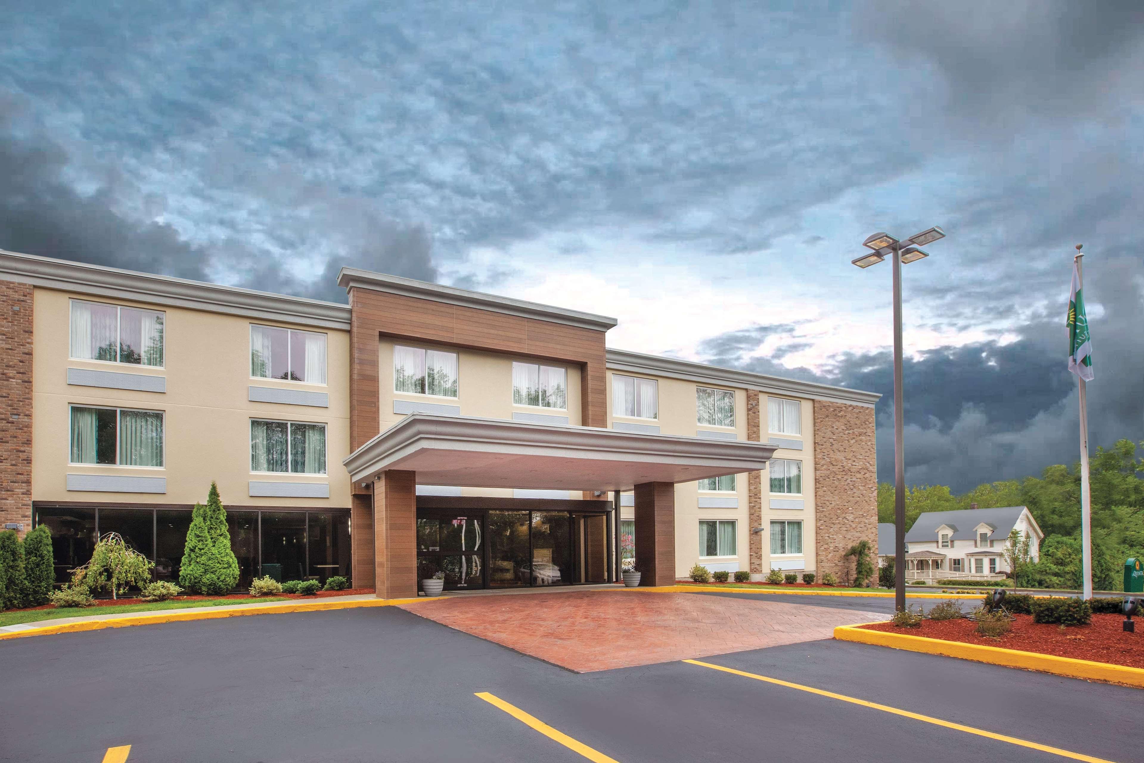 La Quinta By Wyndham Sturbridge Hotel Exterior foto
