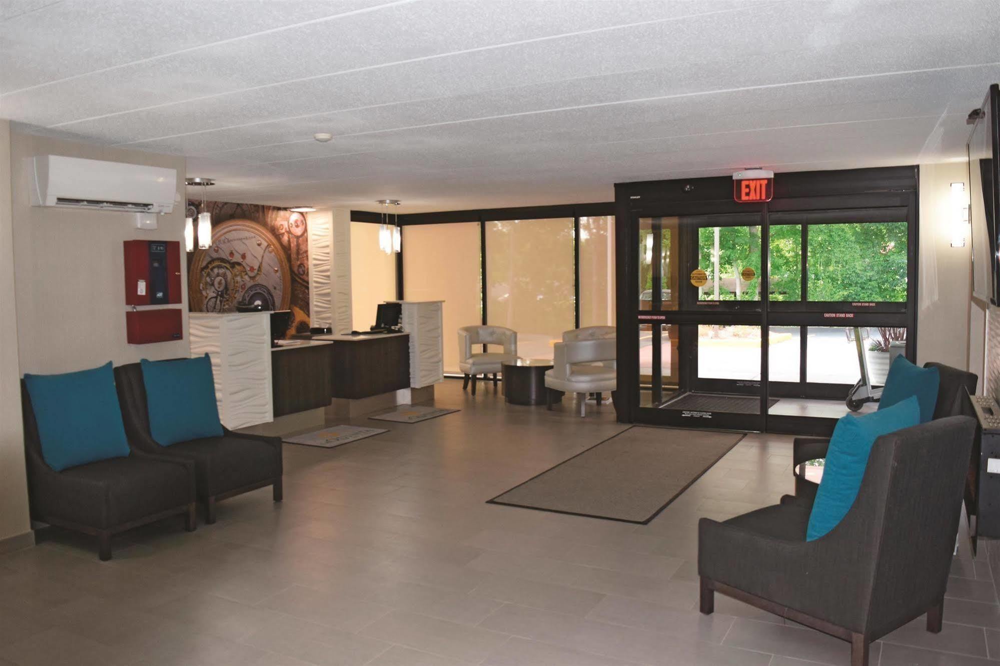 La Quinta By Wyndham Sturbridge Hotel Exterior foto