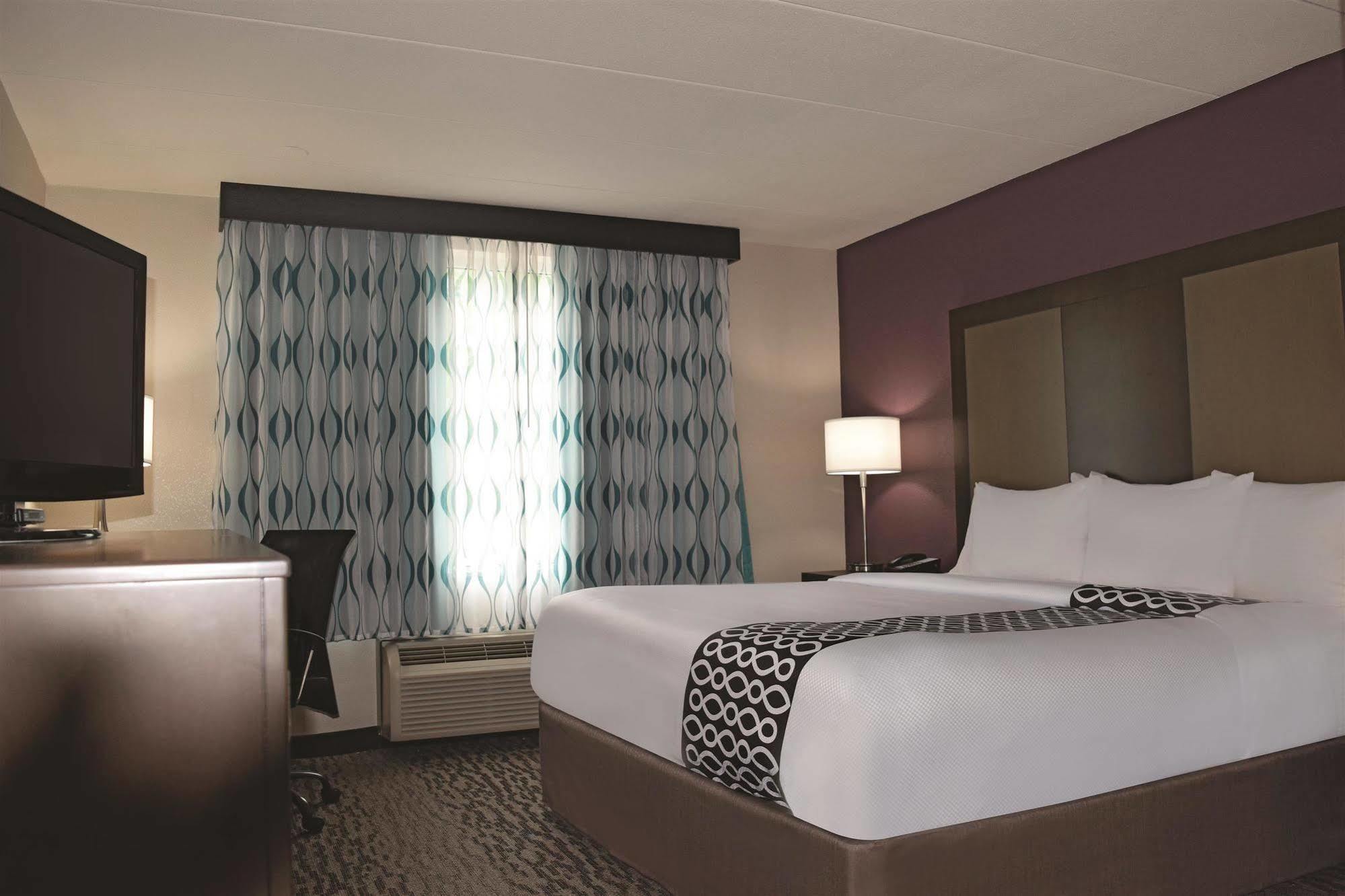 La Quinta By Wyndham Sturbridge Hotel Exterior foto