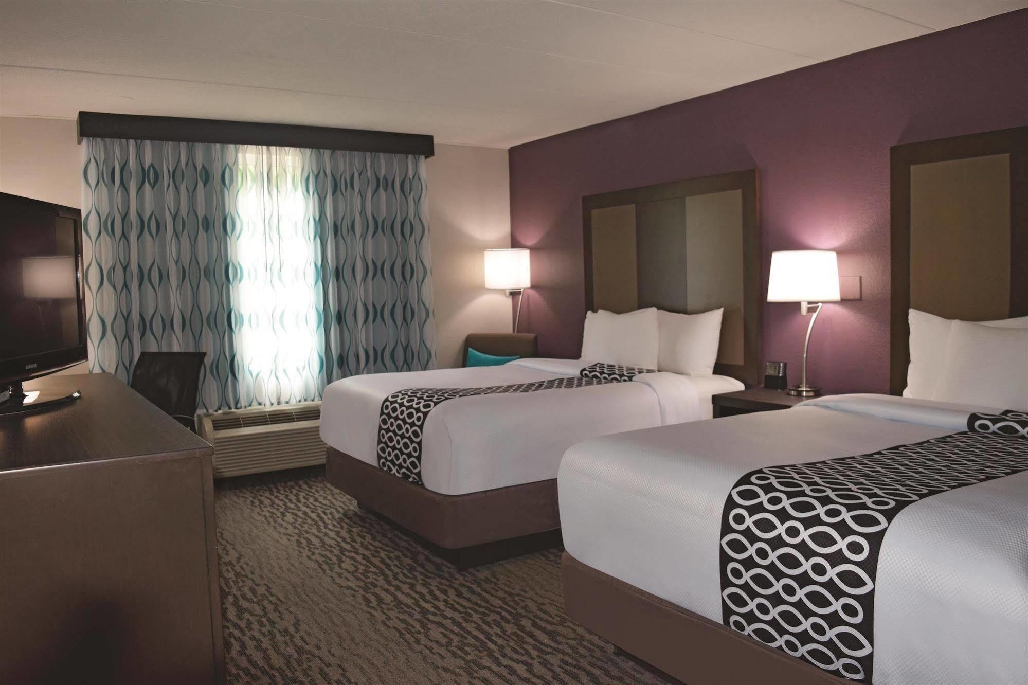 La Quinta By Wyndham Sturbridge Hotel Exterior foto