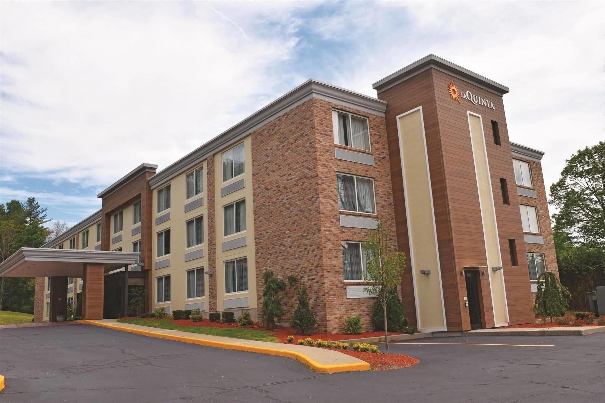 La Quinta By Wyndham Sturbridge Hotel Exterior foto